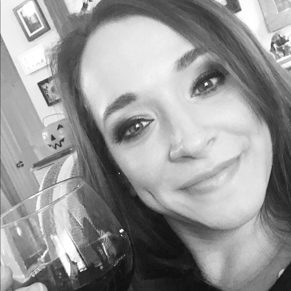 Meet your Posher, Lara - Picture 2 of 2